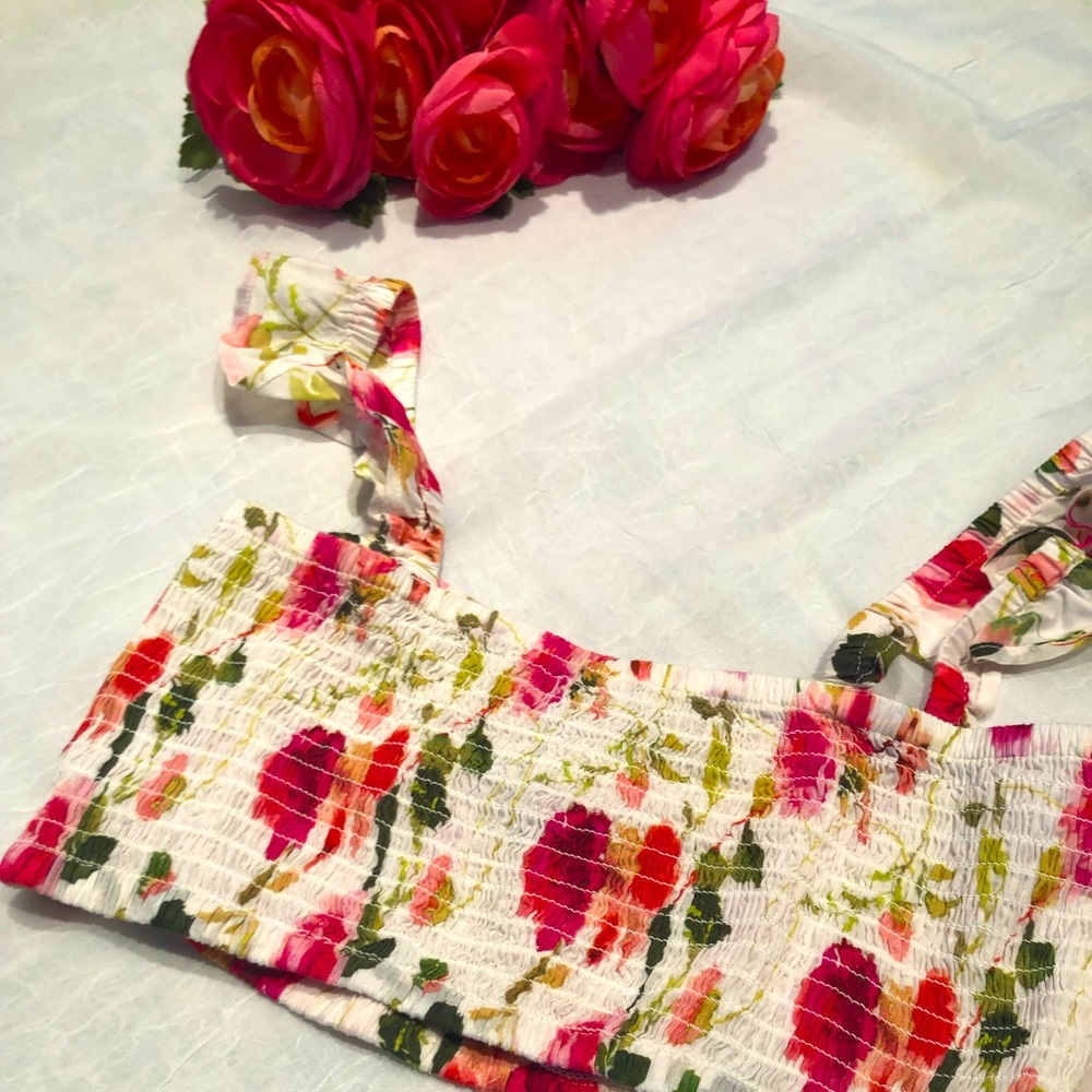 🌷HP🌷 Floral white crop top